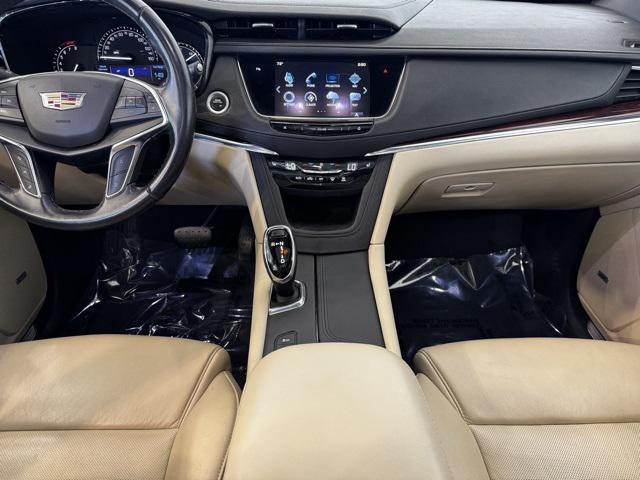Photo of 2019 Crystal White Tricoat Cadillac XT5