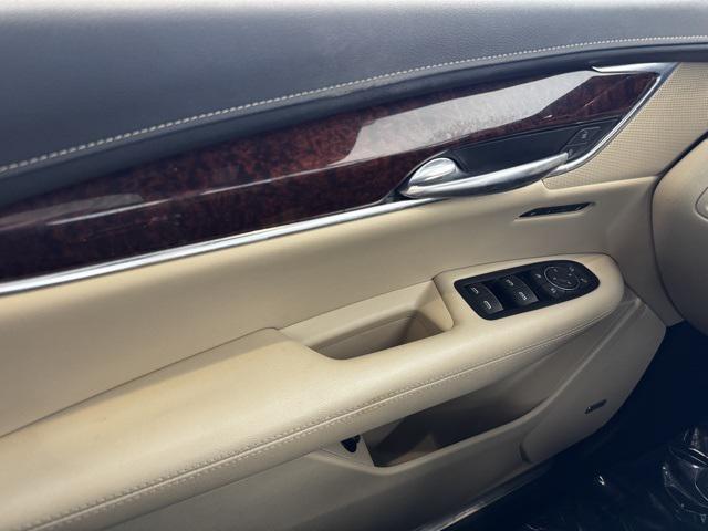 Photo of 2019 Crystal White Tricoat Cadillac XT5