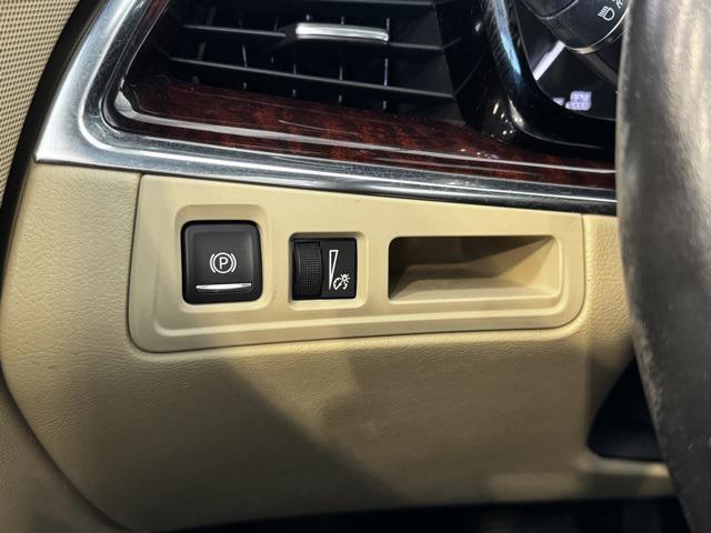 Photo of 2019 Crystal White Tricoat Cadillac XT5