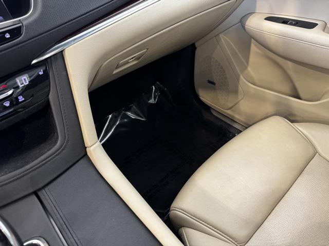 Photo of 2019 Crystal White Tricoat Cadillac XT5