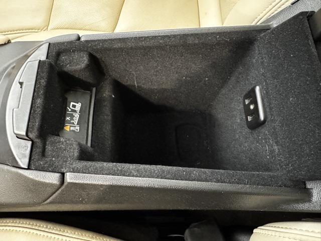 Photo of 2019 Crystal White Tricoat Cadillac XT5