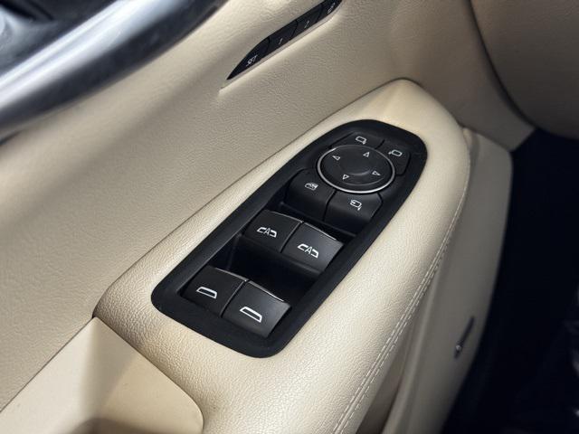 Photo of 2019 Crystal White Tricoat Cadillac XT5