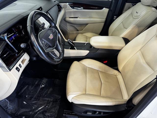 Photo of 2019 Crystal White Tricoat Cadillac XT5