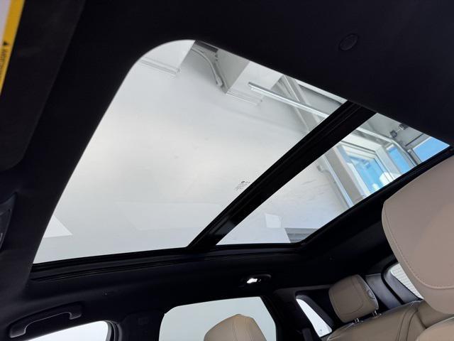Photo of 2019 Crystal White Tricoat Cadillac XT5