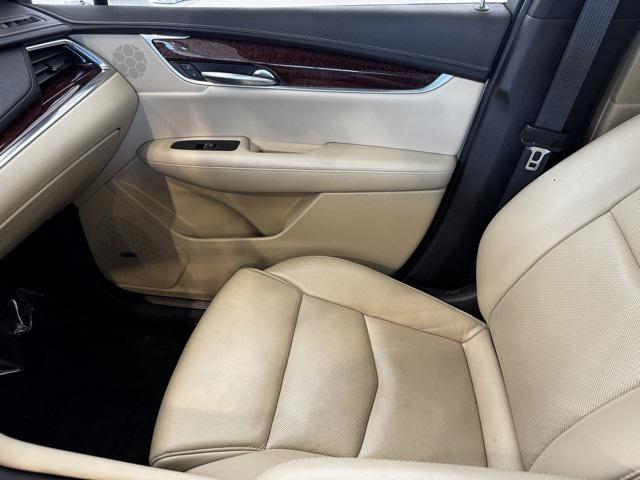 Photo of 2019 Crystal White Tricoat Cadillac XT5
