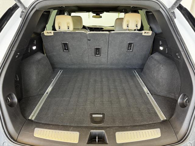 Photo of 2019 Crystal White Tricoat Cadillac XT5