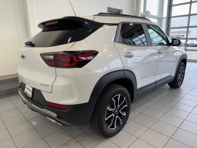 Photo of 2025 Iridescent Pearl Tricoat Chevrolet Trailblazer