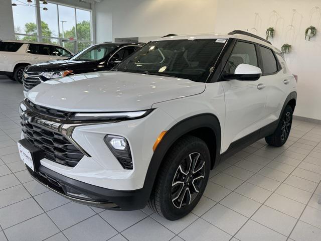 Photo of 2025 Iridescent Pearl Tricoat Chevrolet Trailblazer