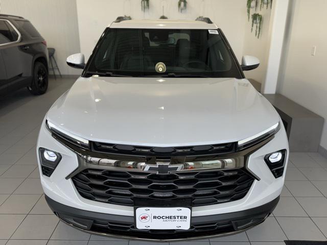 Photo of 2025 Iridescent Pearl Tricoat Chevrolet Trailblazer