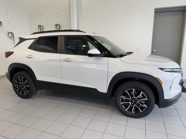 Photo of 2025 Iridescent Pearl Tricoat Chevrolet Trailblazer