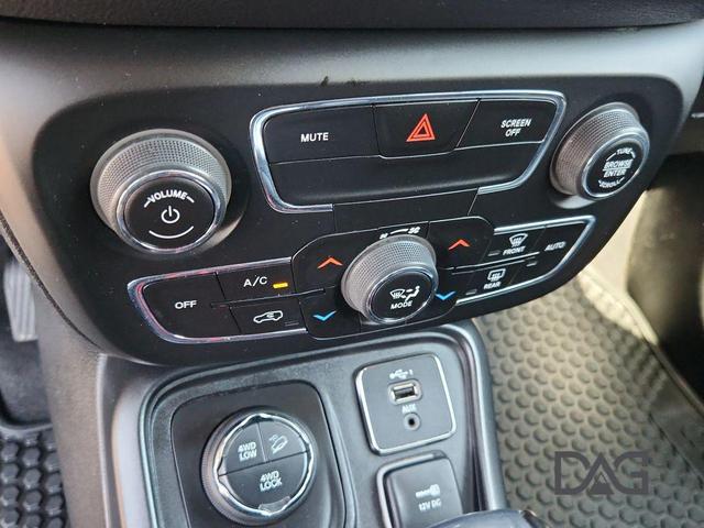 Photo of 2020 White Clearcoat Jeep Compass