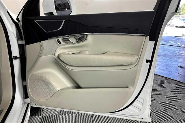 Photo of 2020 Crystal White Metallic Volvo XC90