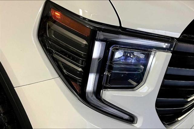 Photo of 2025 Summit White GMC Sierra 1500