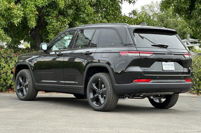 Photo of 2025 Diamond Black Crystal Pearlcoat Jeep Grand Cherokee