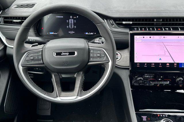 Photo of 2025 Diamond Black Crystal Pearlcoat Jeep Grand Cherokee