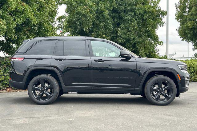Photo of 2025 Diamond Black Crystal Pearlcoat Jeep Grand Cherokee