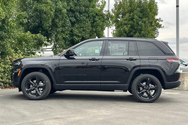 Photo of 2025 Diamond Black Crystal Pearlcoat Jeep Grand Cherokee