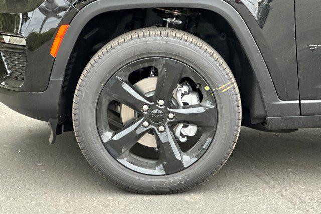 Photo of 2025 Diamond Black Crystal Pearlcoat Jeep Grand Cherokee