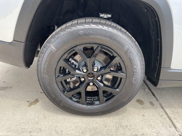 Photo of 2025 Silver Zynith Jeep Grand Cherokee L