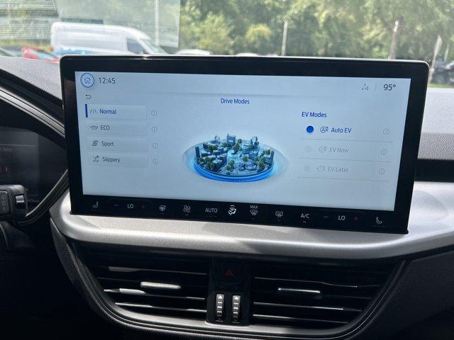 Photo of 2025 White Metallic Ford Escape