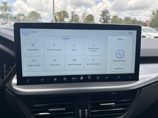 Photo of 2025 White Metallic Ford Escape
