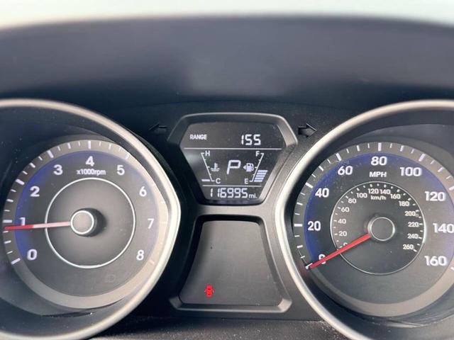 Photo of 2015 Silver Hyundai ELANTRA