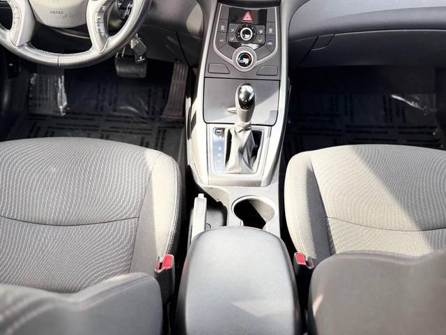 Photo of 2015 Silver Hyundai ELANTRA