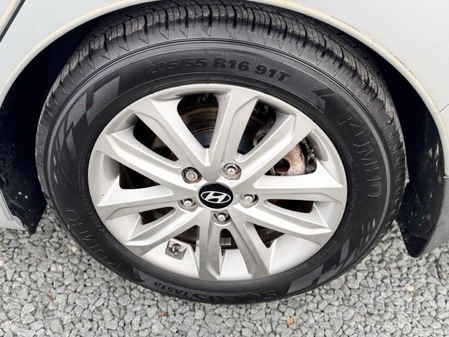 Photo of 2015 Silver Hyundai ELANTRA