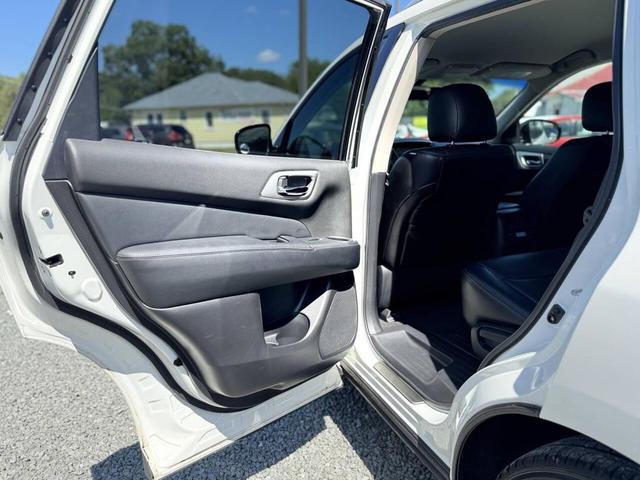 Photo of 2013 White Nissan Pathfinder