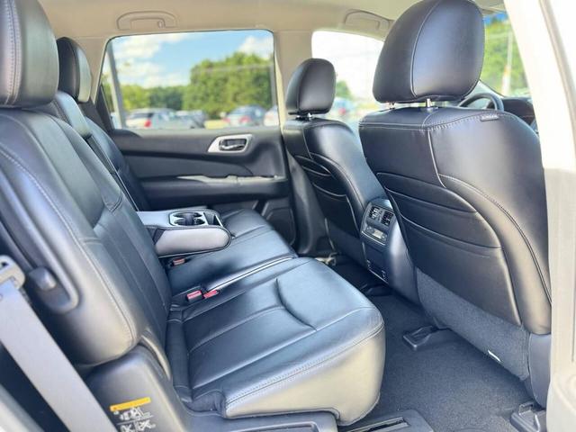 Photo of 2013 White Nissan Pathfinder