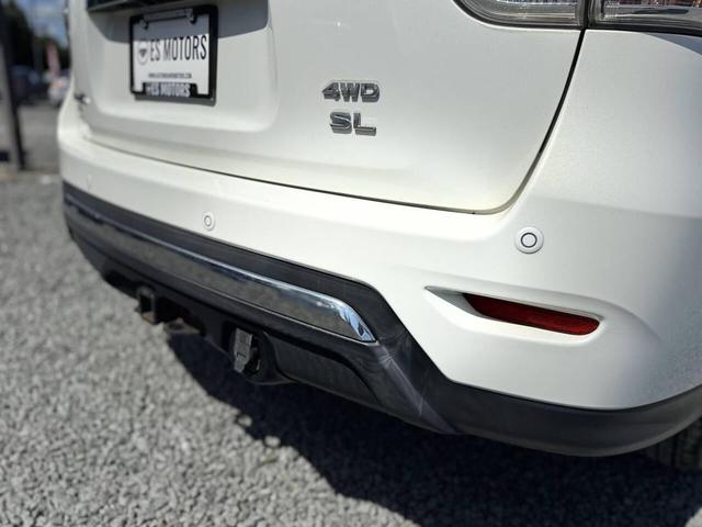 Photo of 2013 White Nissan Pathfinder