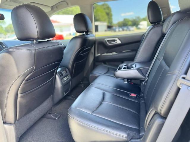 Photo of 2013 White Nissan Pathfinder