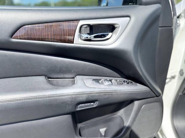 Photo of 2013 White Nissan Pathfinder