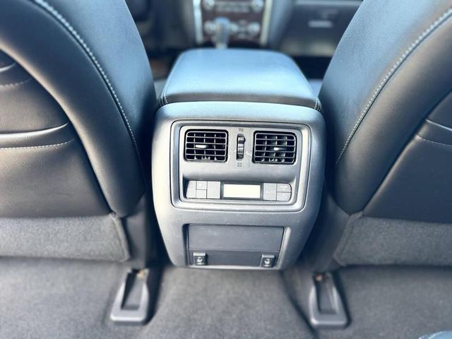 Photo of 2013 White Nissan Pathfinder