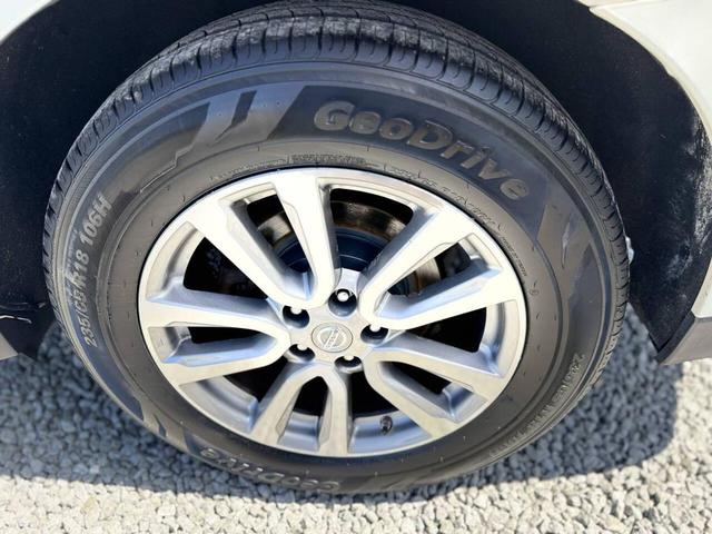 Photo of 2013 White Nissan Pathfinder