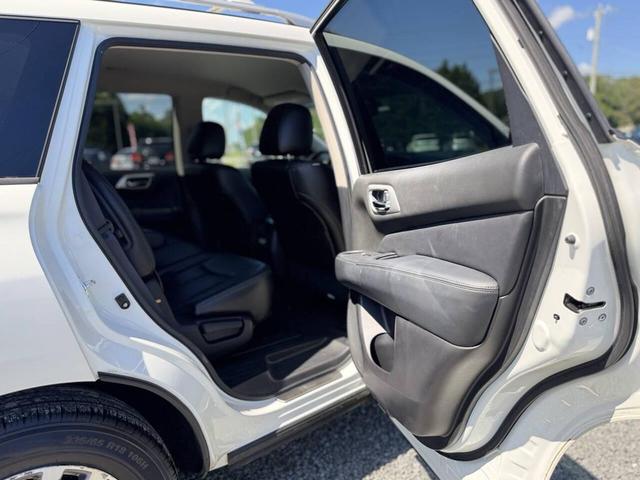 Photo of 2013 White Nissan Pathfinder