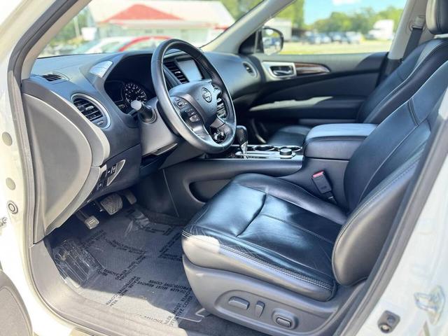 Photo of 2013 White Nissan Pathfinder