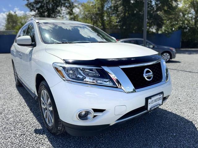 Photo of 2013 White Nissan Pathfinder