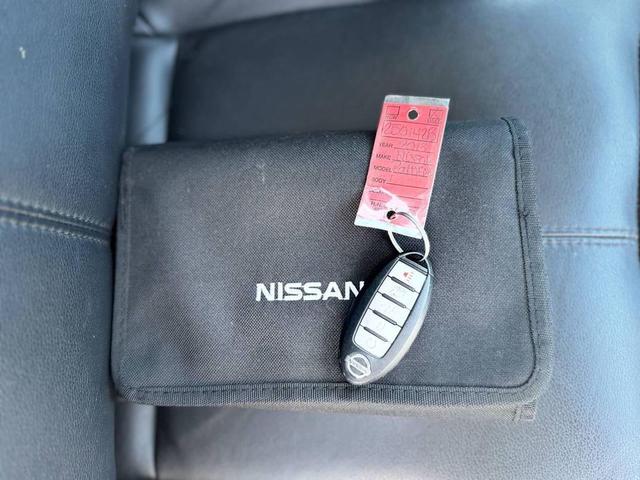 Photo of 2013 White Nissan Pathfinder