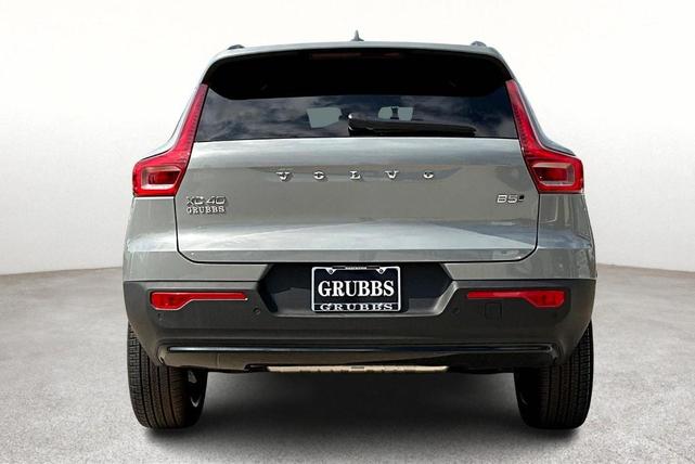 Photo of 2025 Metallic Volvo XC40