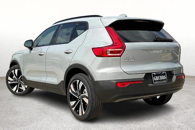 Photo of 2025 Metallic Volvo XC40