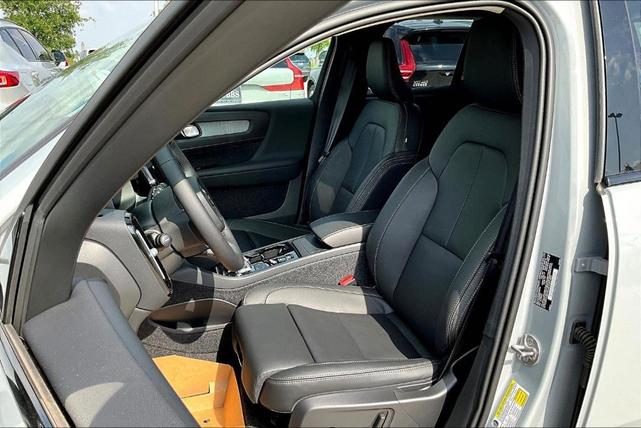 Photo of 2025 Metallic Volvo XC40