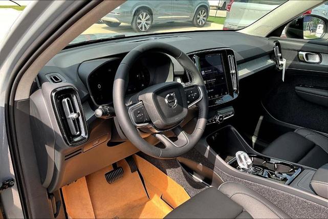 Photo of 2025 Metallic Volvo XC40