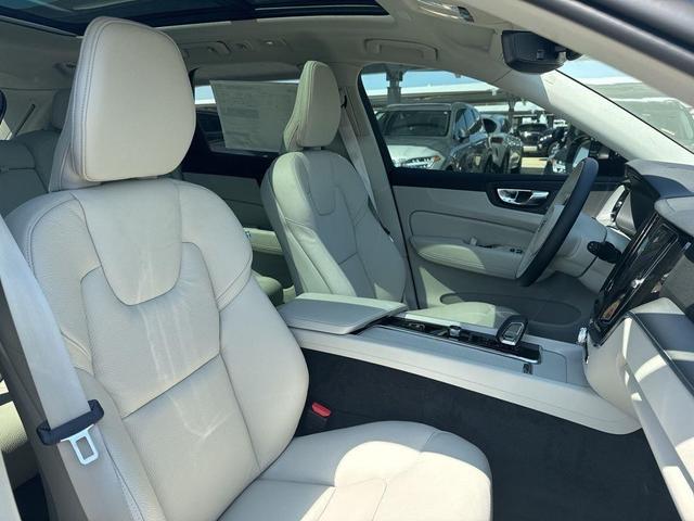 Photo of 2025 Crystal White Volvo XC60 Plug-In Hybrid
