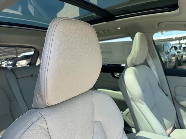 Photo of 2025 Crystal White Volvo XC60 Plug-In Hybrid
