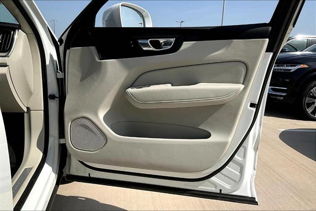 Photo of 2023 Crystal White Metallic Volvo XC60