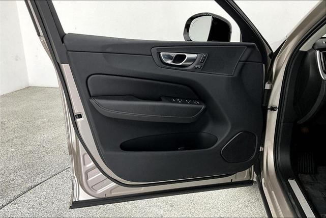 Photo of 2025 Bright Volvo XC60