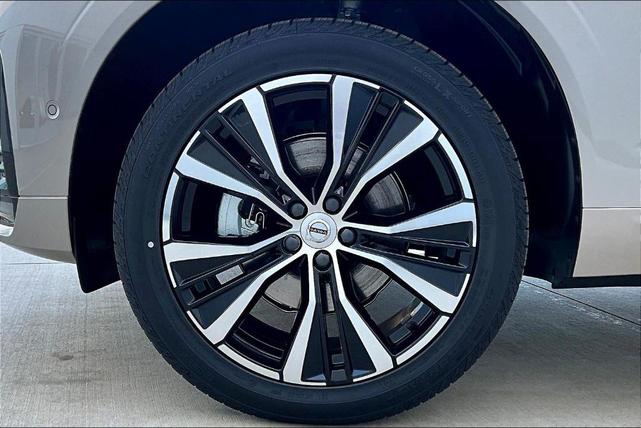 Photo of 2025 Bright Volvo XC60