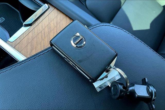 Photo of 2024 Platinum Grey Metallic Volvo XC90 Recharge Plug-In Hybrid