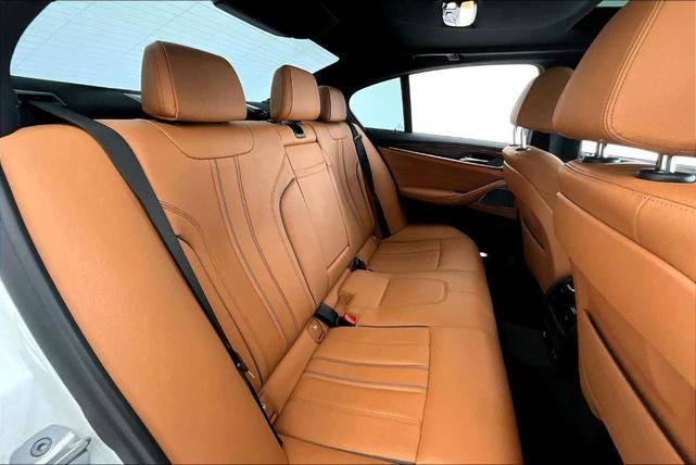 Photo of 2022 Alpine White BMW 540
